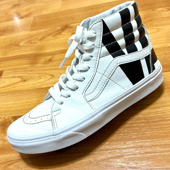 Vans Other - Vans White High-Top Logo Skate Shoes Men’s 7 Women’s 8.5 Great Condition